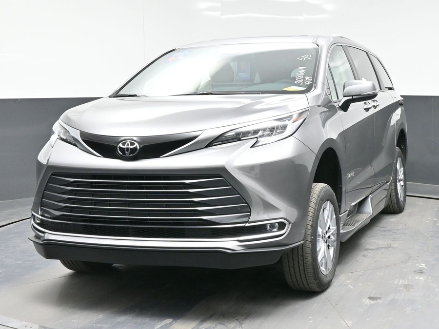 New 2026 Toyota Sienna Hybrid Limited - BraunAbility Side Entry Entry In Floor Automatic Ramp