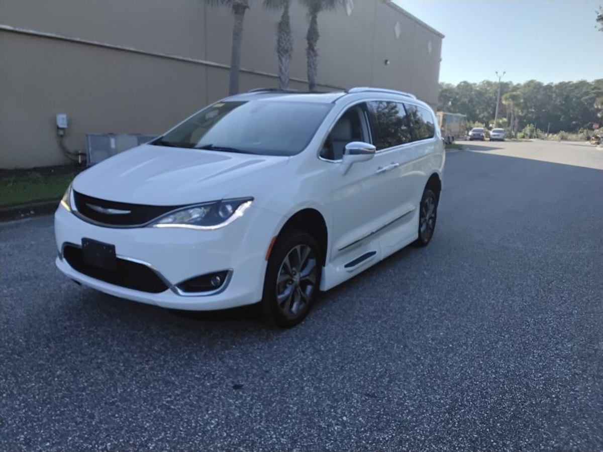 2017 CHRYSLER PACIFICA - Image 2