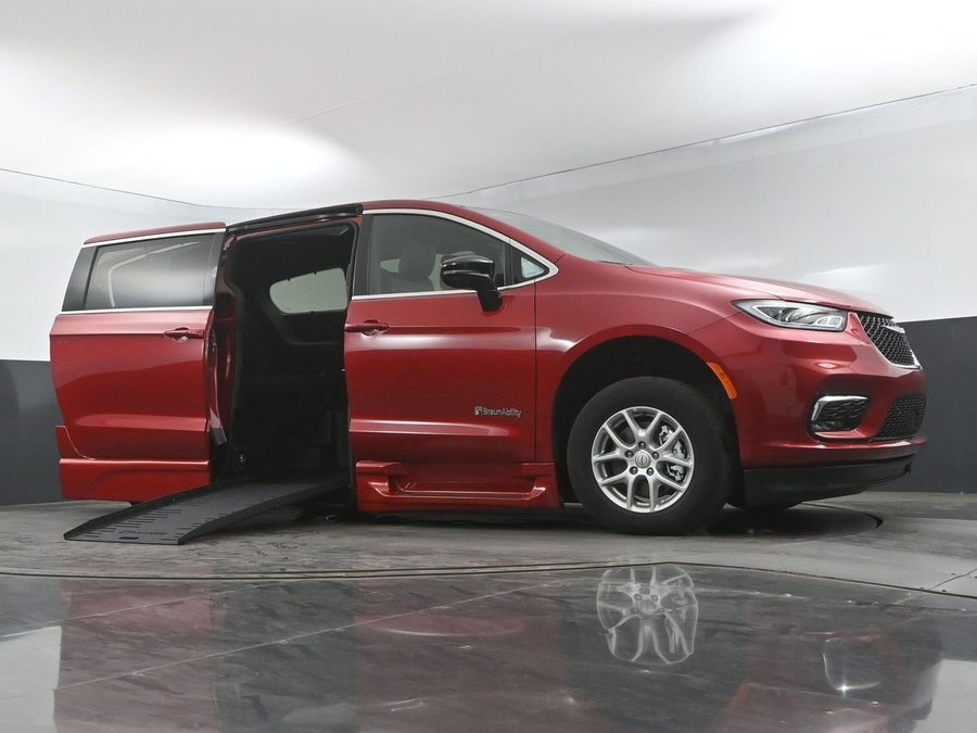 New 2025 Chrysler Pacifica Select Plus - BraunAbility Side Entry Entry Fold Out Automatic Ramp