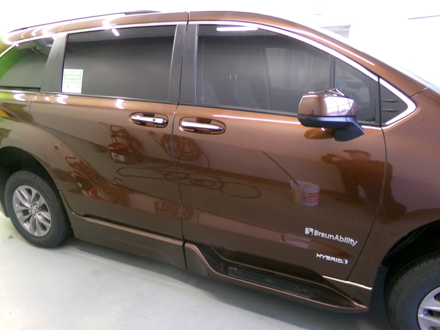 Orange Toyota Sienna image number 4