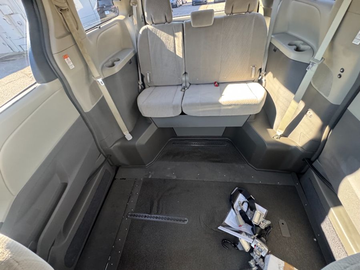 Red Toyota Sienna image number 1