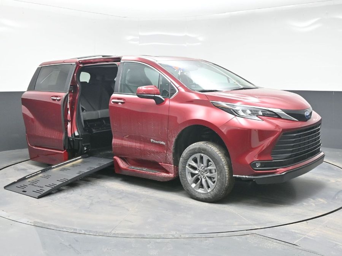 2025 Toyota Sienna XLE's photo
