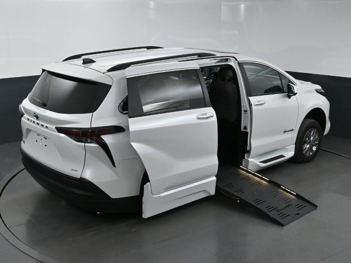 2025 TOYOTA SIENNA - Image 20