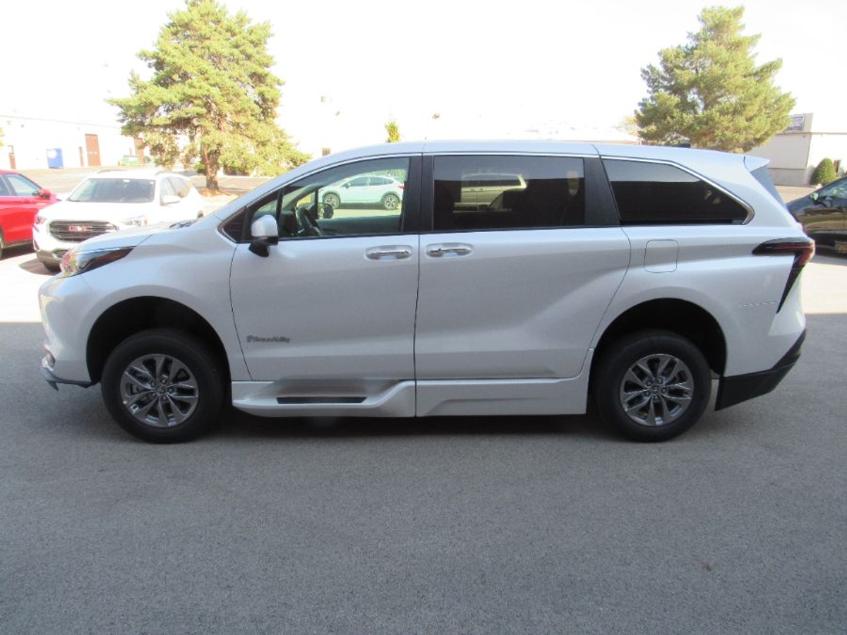 2025 TOYOTA SIENNA - Image 17