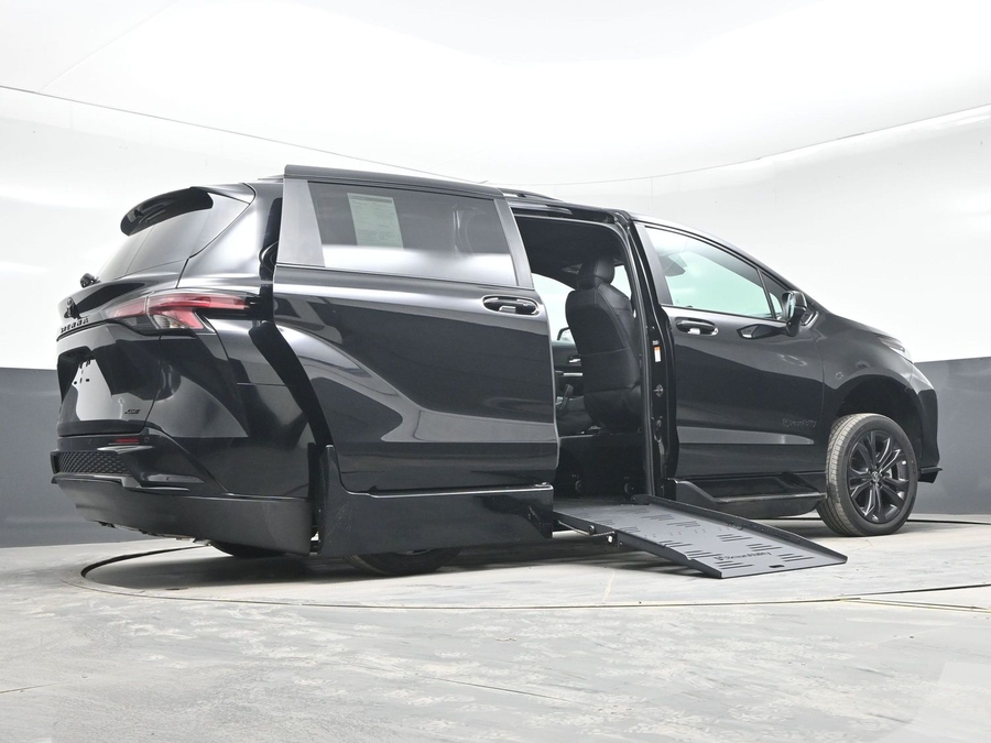 Black Toyota Sienna image number 25
