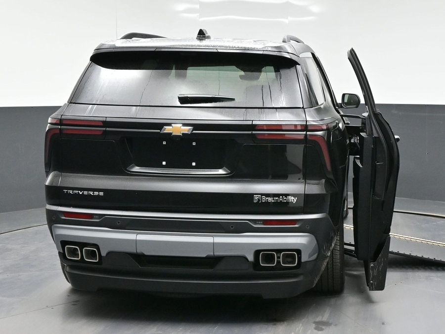 Black Chevrolet Traverse image number 5