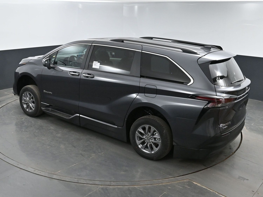 New 2025 Toyota Sienna Hybrid XLE Plus - BraunAbility Side Entry Entry In Floor Automatic Ramp