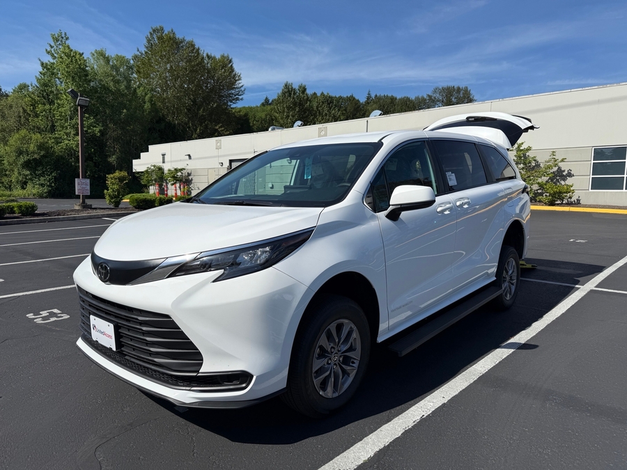 New 2026 Toyota Sienna Hybrid LE w swivel 2nd row - Vantage Mobility Commercial Rear Entry Entry Fold Out Manual Ramp