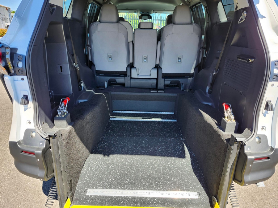 New 2026 Toyota Sienna Hybrid LE - Vantage Mobility Commercial Rear Entry Entry Fold Out Manual Ramp