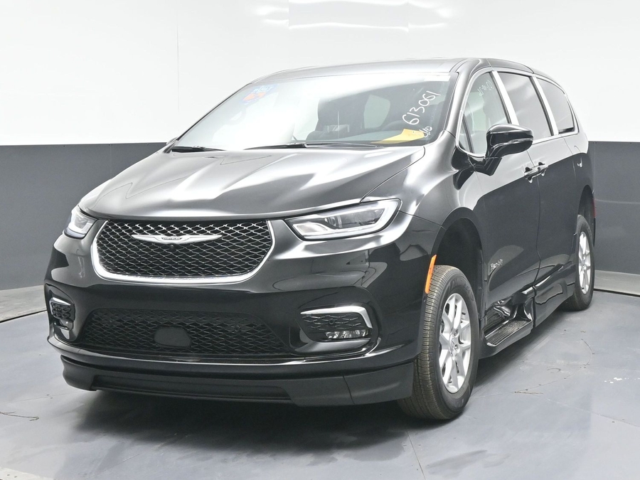 Black Chrysler Pacifica image number 1