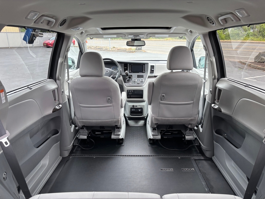 Used 2020 Toyota Sienna XLE Premium - BraunAbility Side Entry In Floor Automatic Ramp