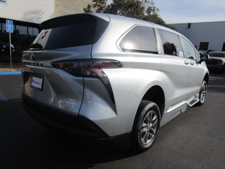 New 2025 Toyota Sienna Hybrid XLE Plus - BraunAbility Side Entry Entry Fold Out Automatic Ramp