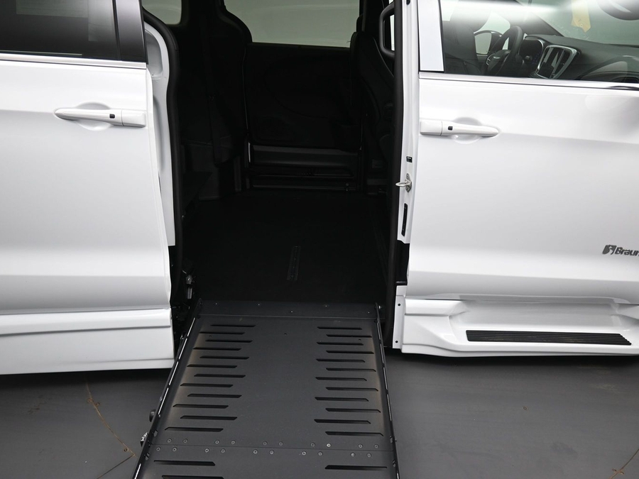 White Chrysler Pacifica image number 10