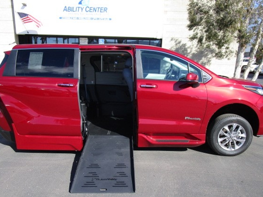 New 2026 Toyota Sienna Hybrid XLE Add - BraunAbility Side Entry Entry In Floor Automatic Ramp