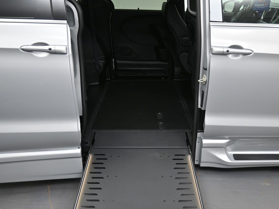 New 2026 Chrysler Pacifica Select Safety - BraunAbility Side Entry Entry In Floor Automatic Ramp