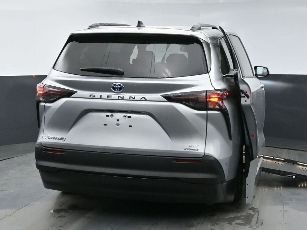 Silver Toyota Sienna image number 18