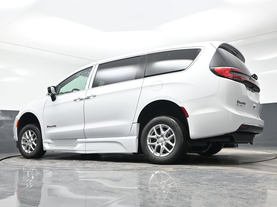 White Chrysler Pacifica image number 17