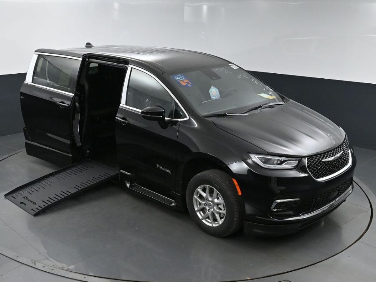 Black Chrysler Pacifica image number 21