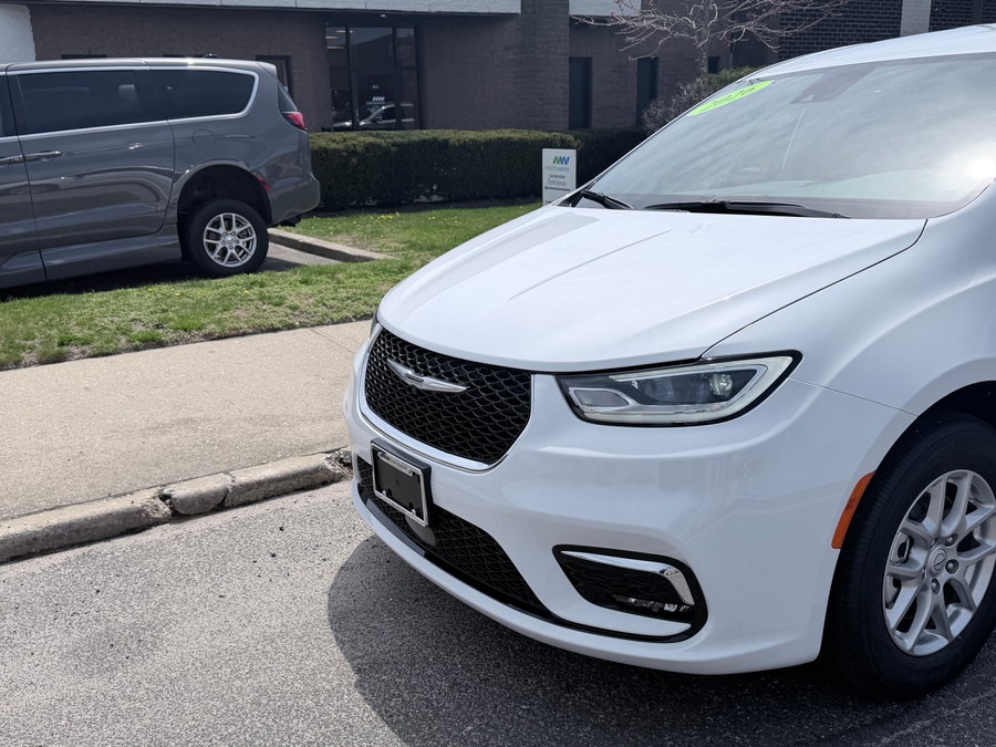 White Chrysler Pacifica image number 1