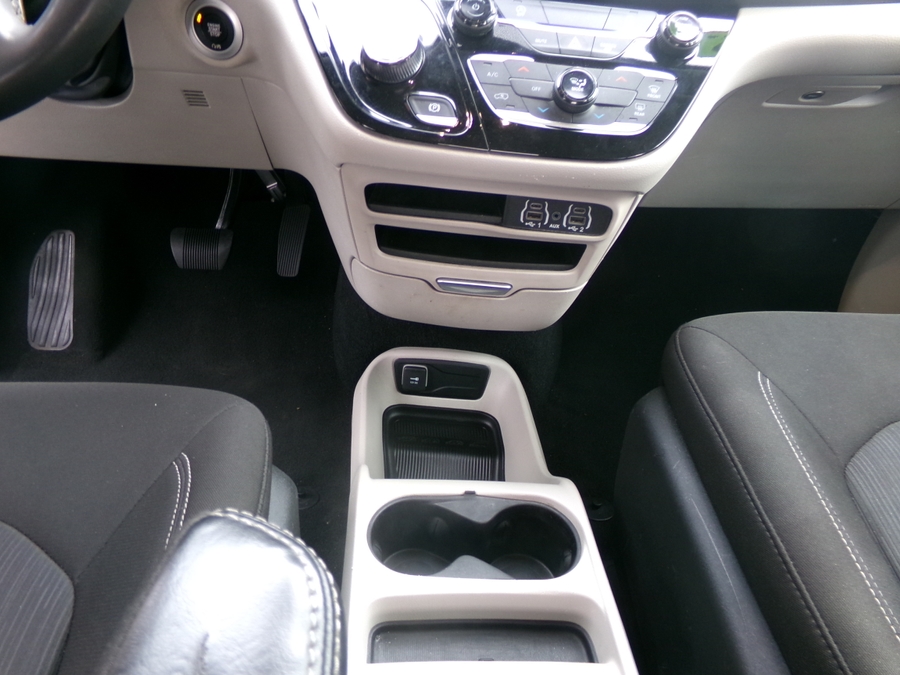 White Chrysler Voyager image number 12