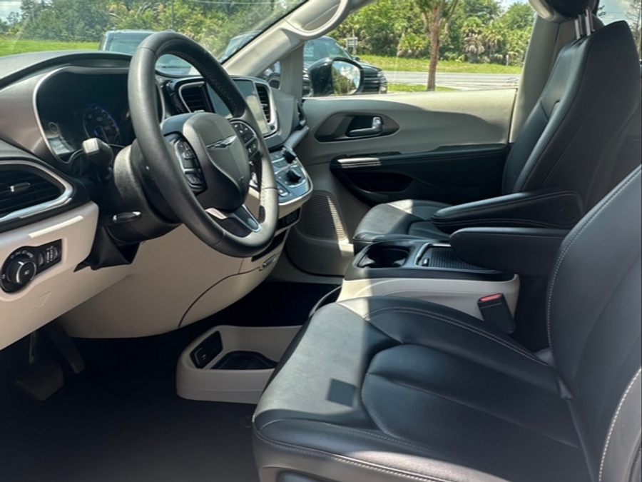 White Chrysler Pacifica image number 9