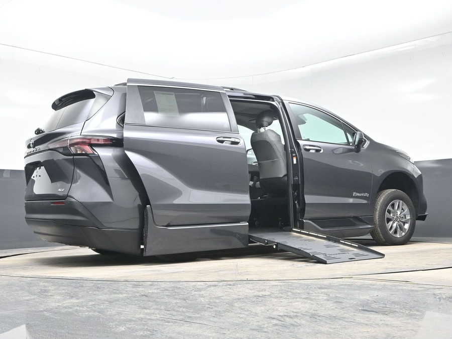 Grey Toyota Sienna image number 21