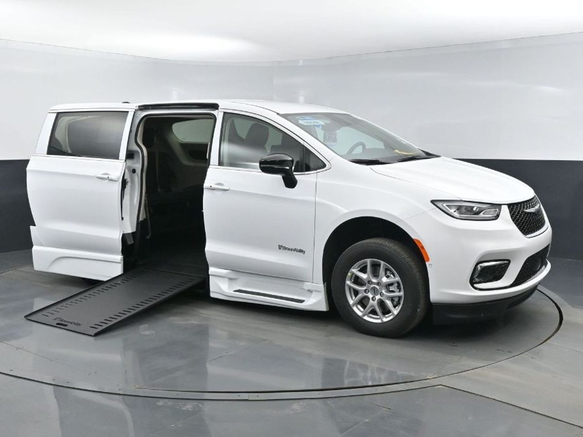 White Chrysler Pacifica image number 17