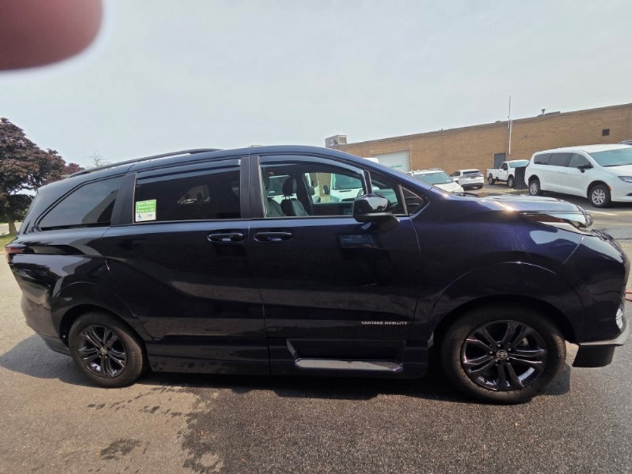Blue Toyota Sienna image number 3