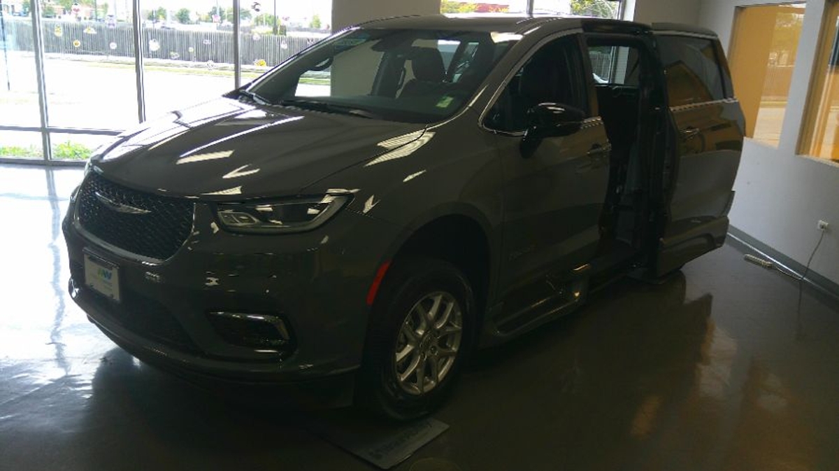 Grey Chrysler Pacifica image number 3