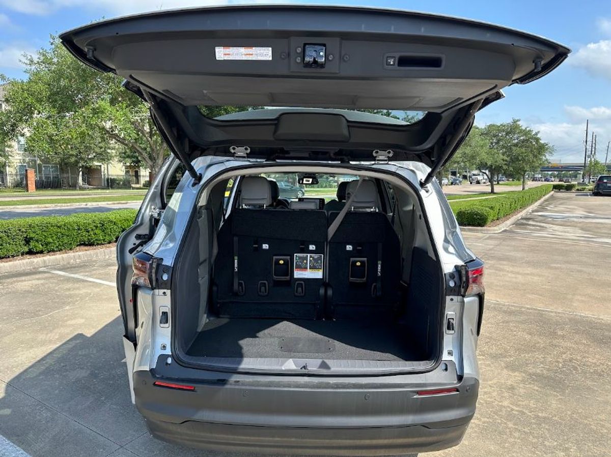 Silver Toyota Sienna image number 11
