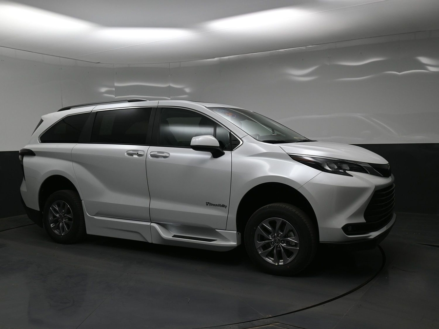 New 2026 Toyota Sienna Hybrid XLE Base - BraunAbility Side Entry In Floor Automatic Ramp