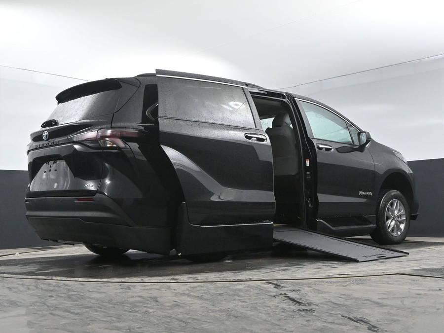 New 2025 Toyota Sienna Hybrid XLE Plus - BraunAbility Side Entry Entry In Floor Automatic Ramp