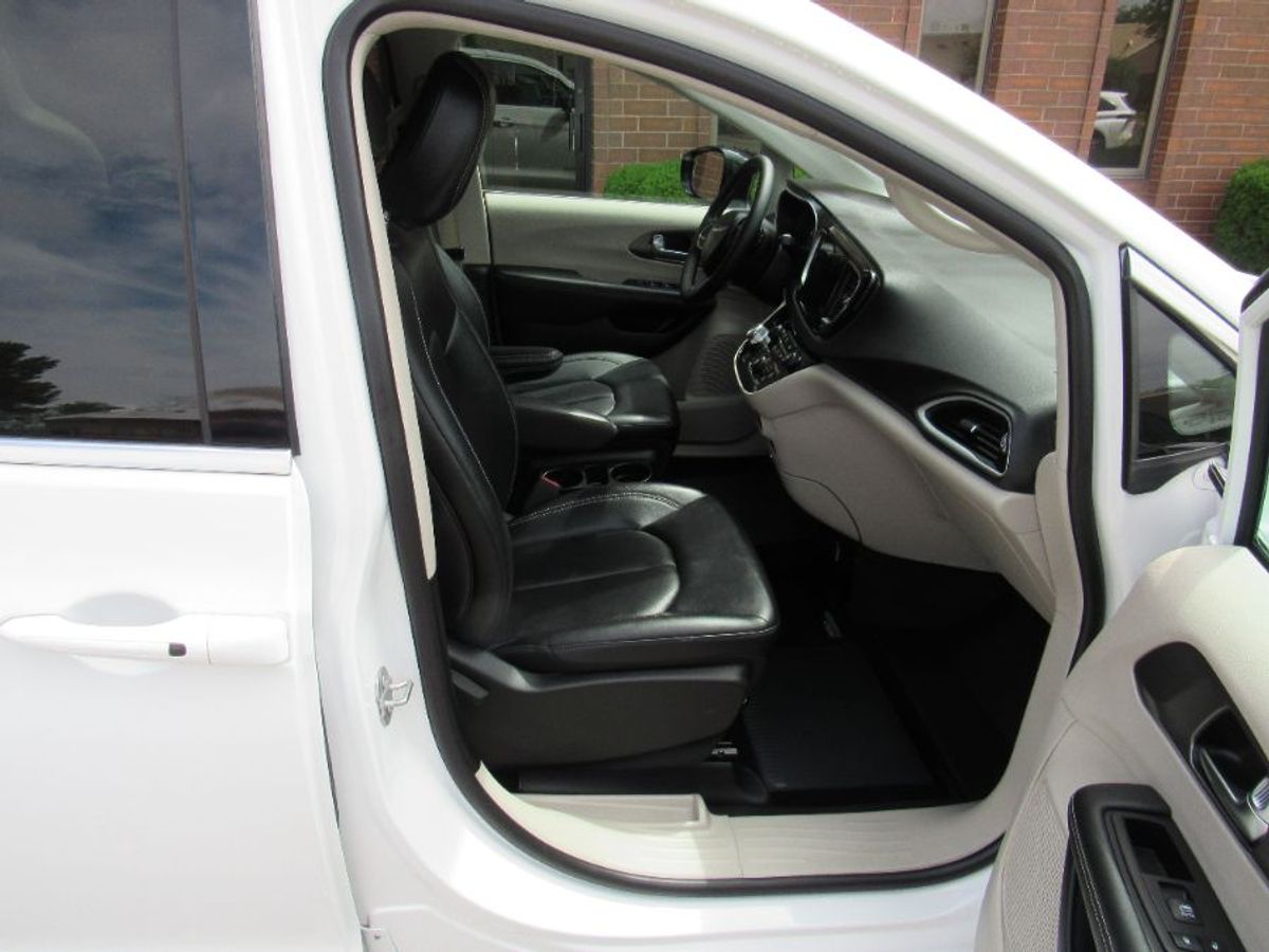 White Chrysler Pacifica image number 6
