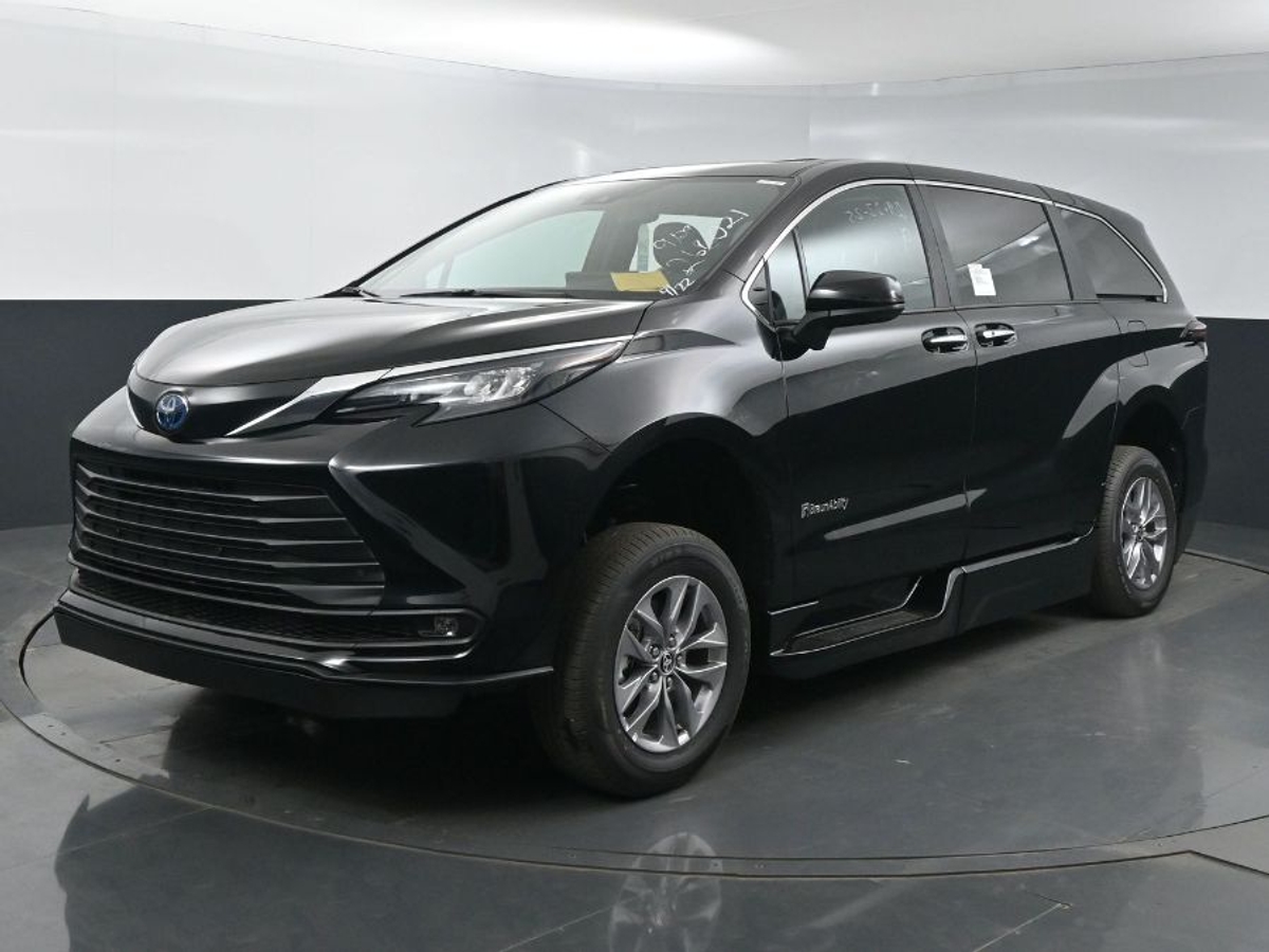 Black Toyota Sienna image number 3