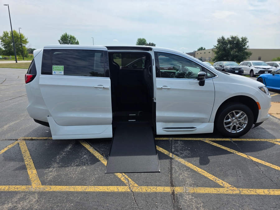 White Chrysler Voyager image number 7