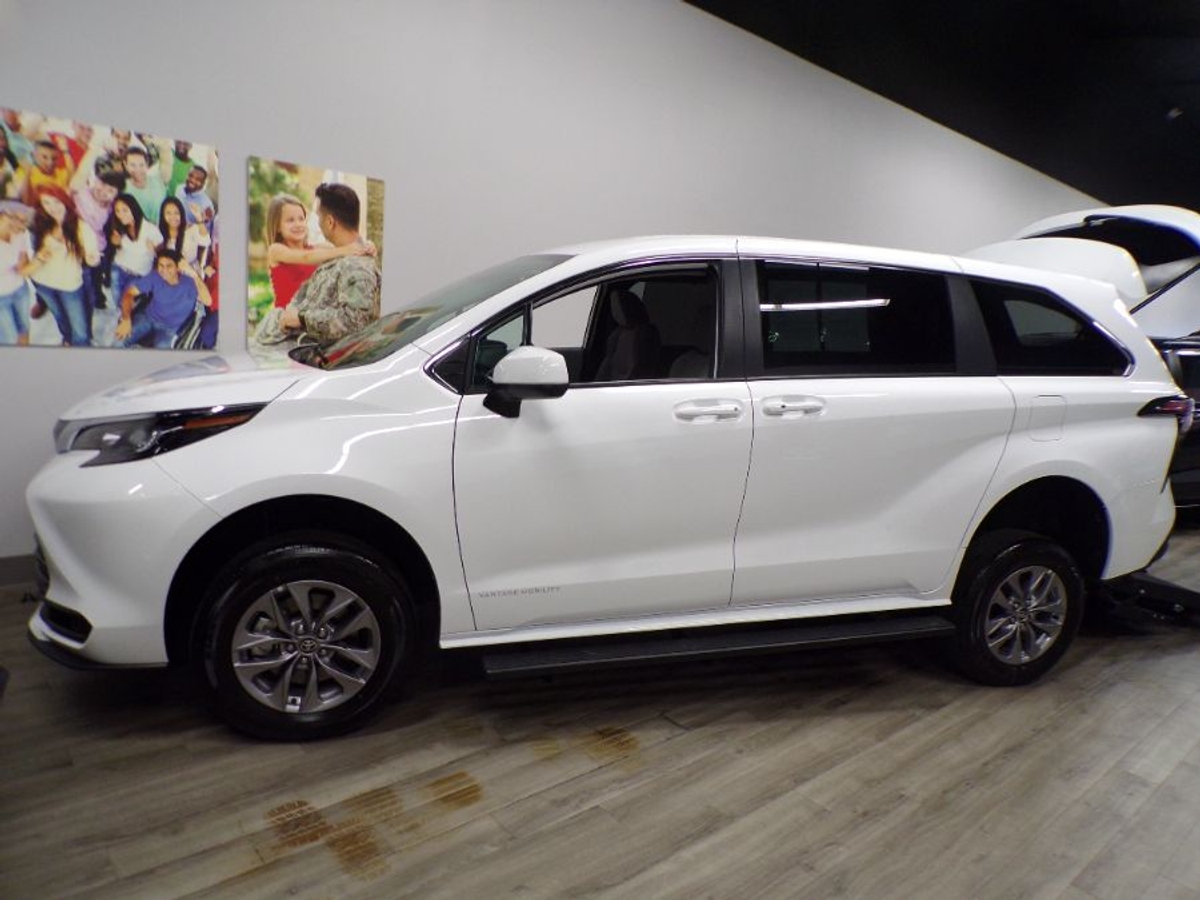 2025 Toyota Sienna LE's photo