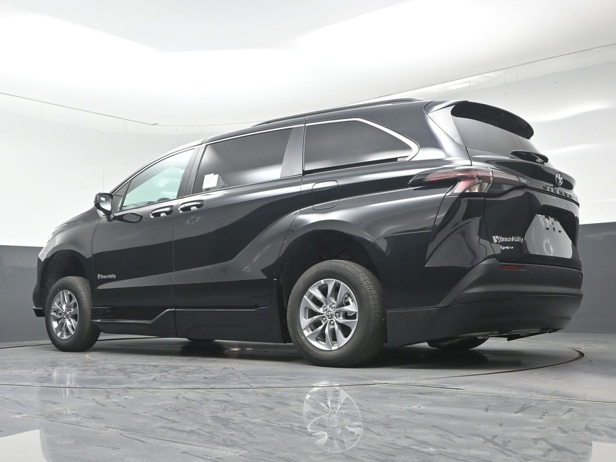 New 2026 Toyota Sienna Hybrid XLE Base - BraunAbility Side Entry Fold Out Automatic Ramp