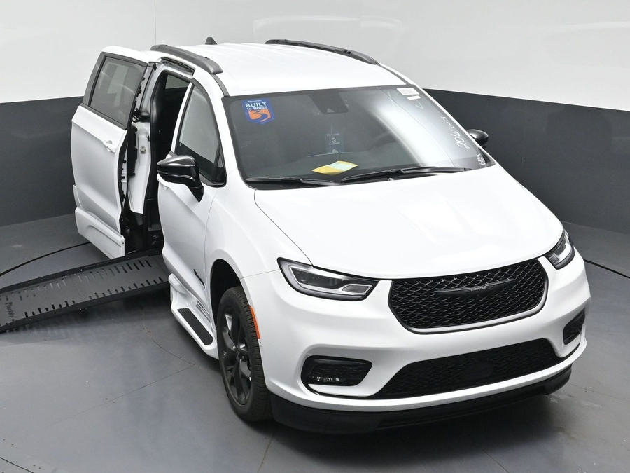 White Chrysler Pacifica image number 19