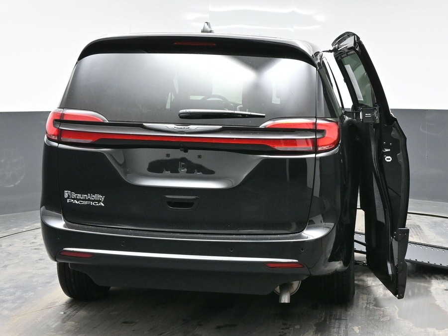 Black Chrysler Pacifica image number 5