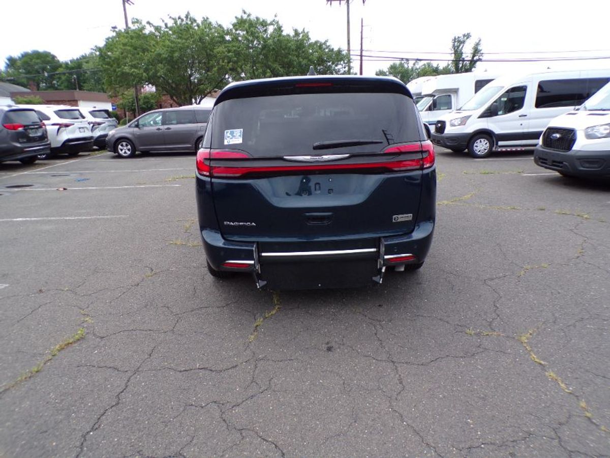 Blue Chrysler Pacifica image number 3