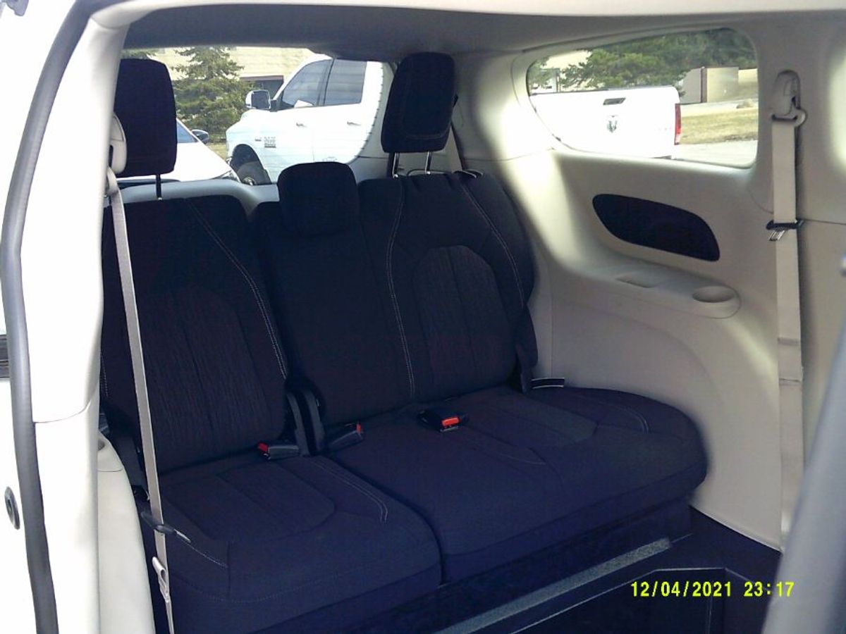 White Chrysler Voyager image number 16