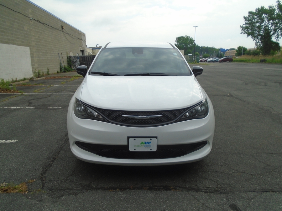 White Chrysler Voyager image number 7