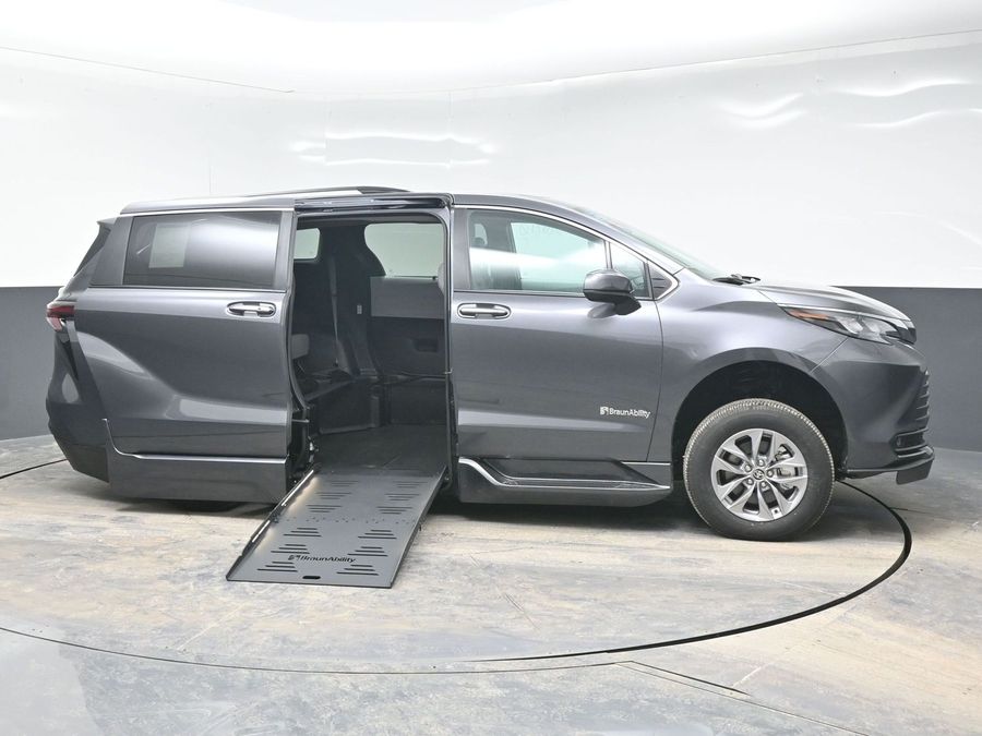 Grey Toyota Sienna image number 7
