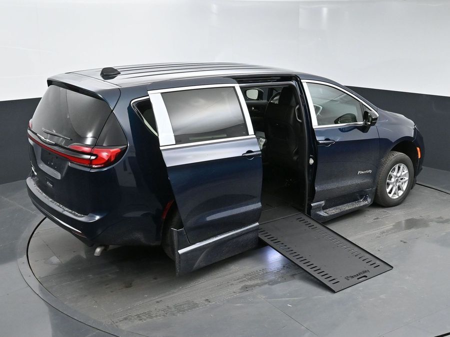 New 2025 Chrysler Pacifica Select Safety - BraunAbility Side Entry Entry In Floor Automatic Ramp