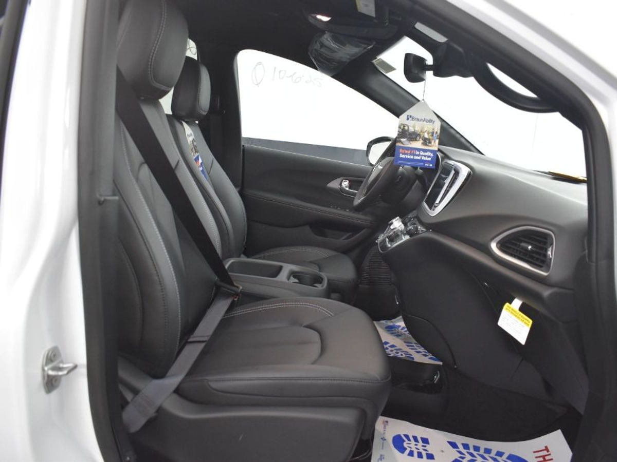 2025 CHRYSLER VOYAGER - Image 9