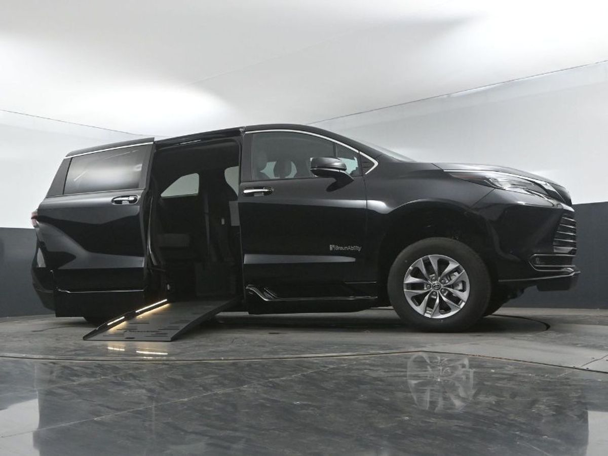 2025 TOYOTA SIENNA - Image 19