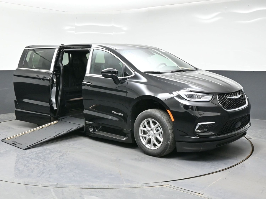 Black Chrysler Pacifica image number 5