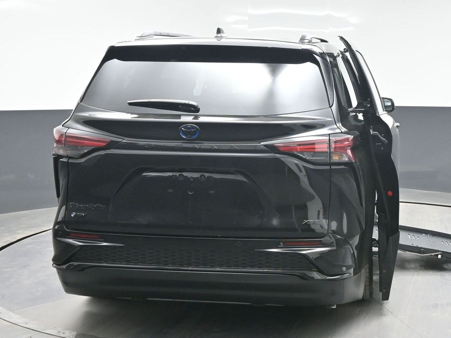 Black Toyota Sienna image number 2