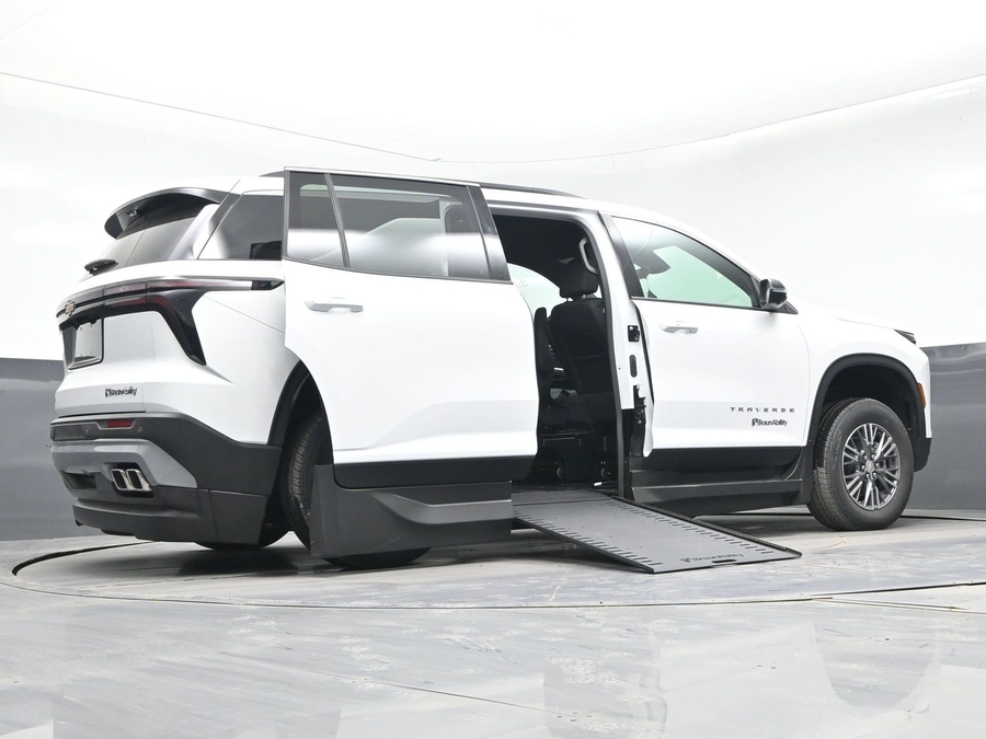 New 2026 Chevrolet Traverse 1LT - BraunAbility Side Entry Entry In Floor Automatic Ramp
