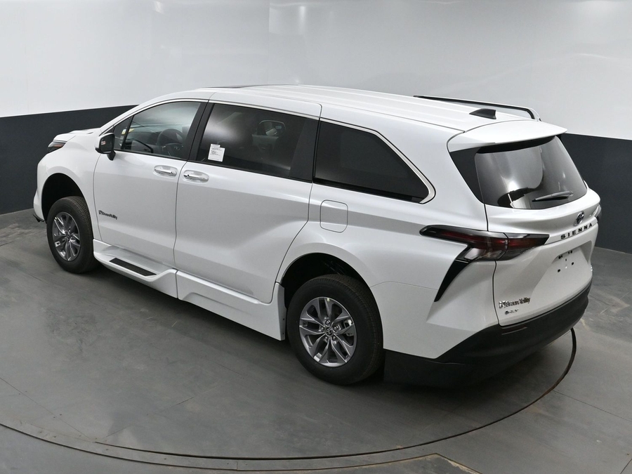 New 2025 Toyota Sienna Hybrid XLE Base - BraunAbility Side Entry Entry Fold Out Automatic Ramp